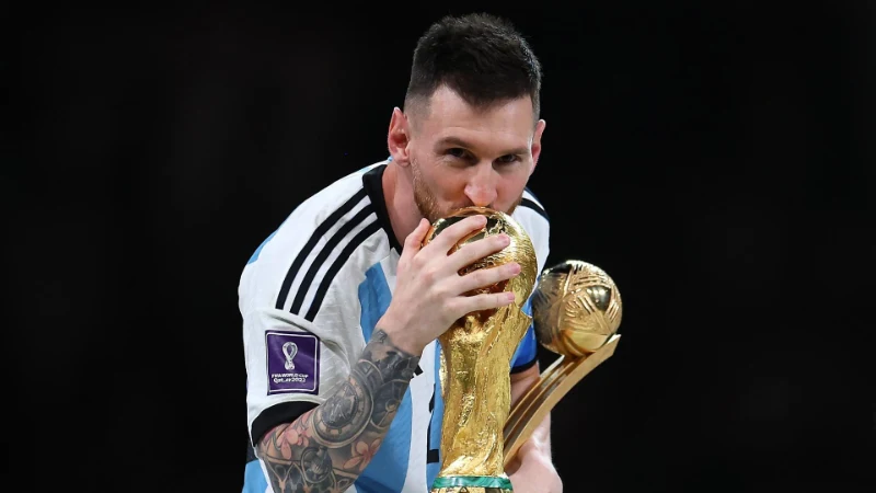 Messi ôm hôn chiếc cúp World Cup danh giá nhất